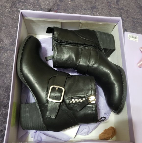 Boots - Picture 3 of 5